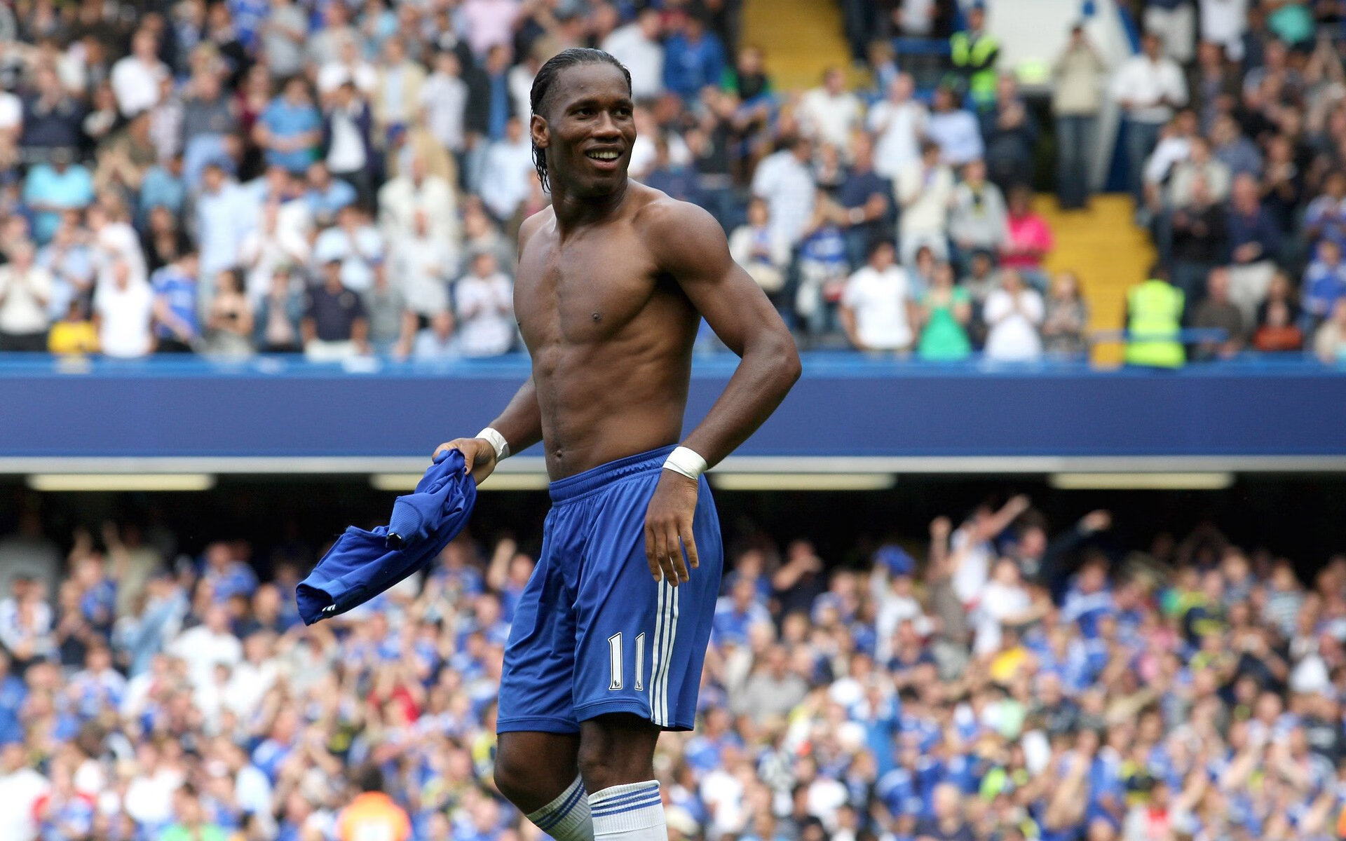 拜仁不断突破！，阿扎伦卡连续十五场比赛得分超过晋级下一阶段赛场气氛高涨